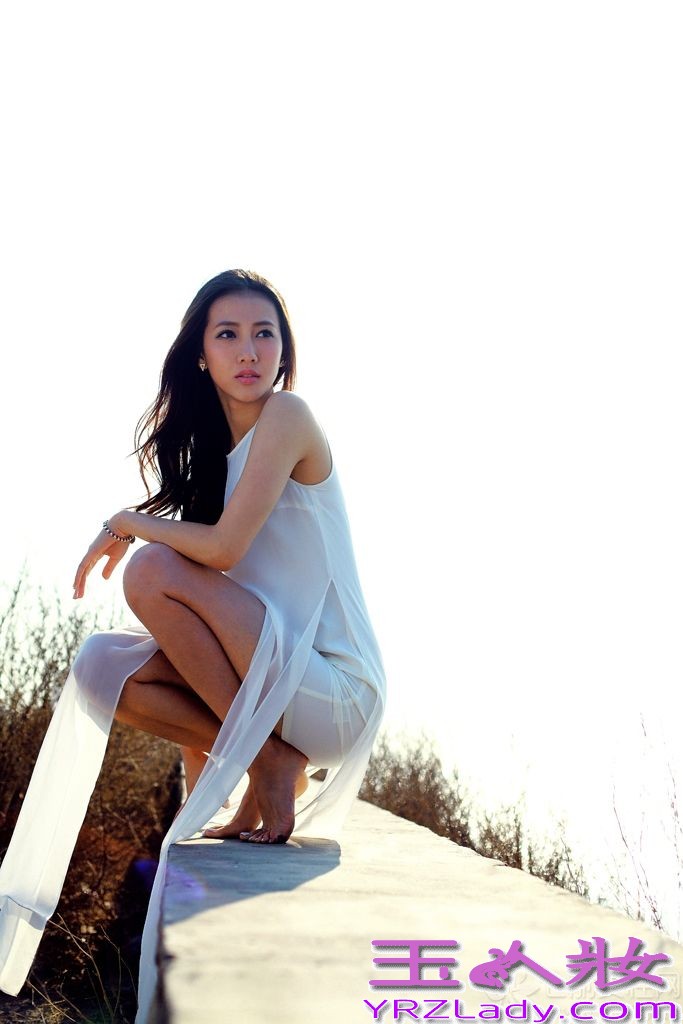 微笑女神弦子曝光了一组极具夏日风情的清凉写真，自从在《中国星跳跃》节目一战成名之后，弦子也不吝啬展露自己的好身材，写真中弦子清凉上阵，享受在碧海蓝天的夏日阳光下，她的笑容更加清新自然，健康的肤色也让她更显得活力迷人。漫步在海滨沙滩上的弦子，张开双臂感受海风对长发及肌肤的轻抚，惬意悠然，享受夏日独有的那份轻快舒畅的同时，微笑女神秀出修长双腿上演美腿诱惑。