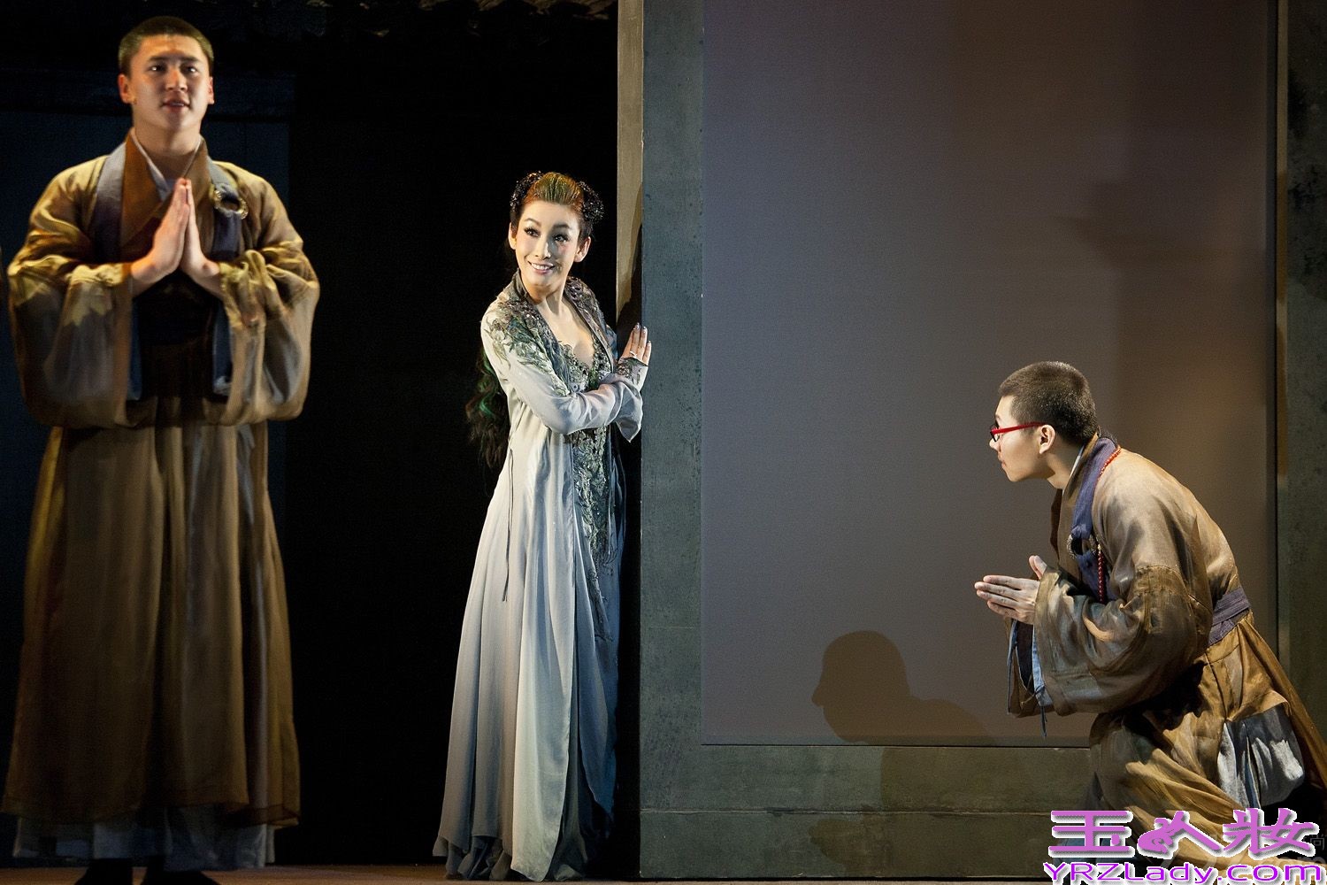 秦海璐话剧演绎别样“青蛇” 妖行天下魅惑众生剧照（图）6月下旬，由田沁鑫导演，秦海璐、辛柏青等演员主演的话剧《青蛇》全国巡演进行到澳门和广州站。此前，香港、北京站的演出就受到了超强观剧阵容的一致好评，刘德华、刘嘉玲、张艾嘉、钟楚红、郑少秋、章子怡、刘涛、陈果、徐克等重量级观众对该剧都是赞不绝口。近日，《青蛇》剧组发布一组女主角“青蛇”的剧照，照片中由秦海璐饰演的“青蛇”妖形毕露、魅惑十足，举手投足间尽显妖娆风情。而鲜少演绎此种风格的秦海璐表示，其实每个女人都有魅惑妖娆的一面，不过这一部分应该是有“专属权”的。