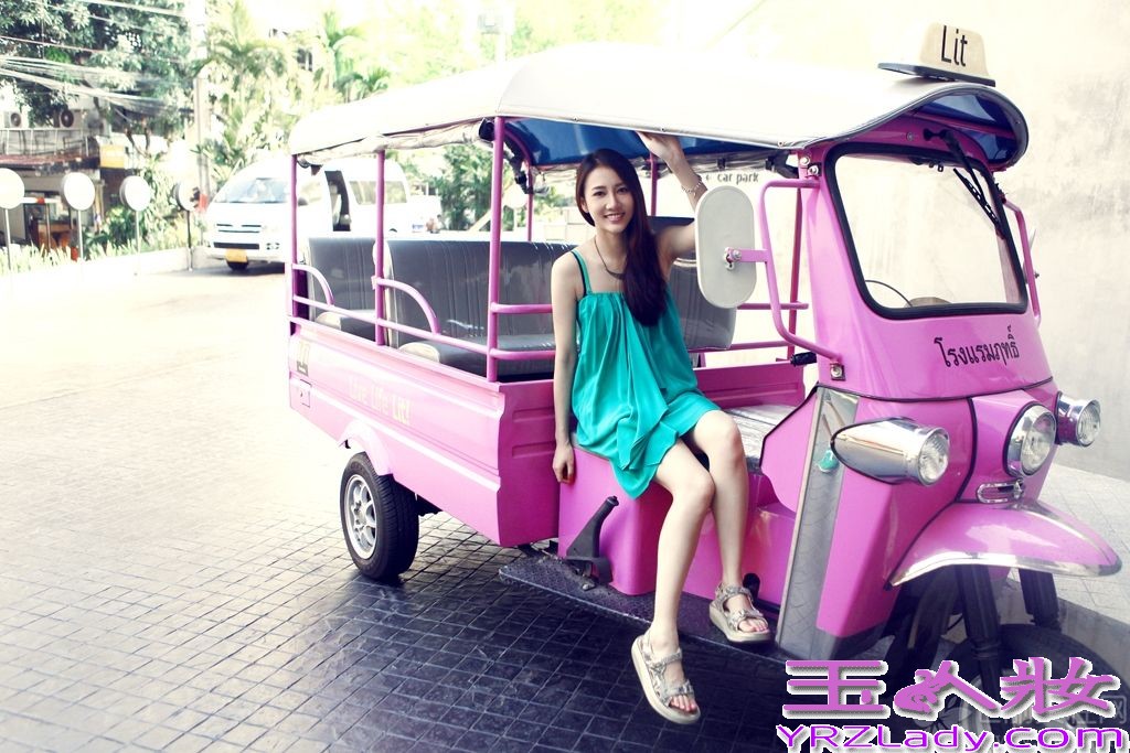 微笑女神弦子曝光了一组极具夏日风情的清凉写真，自从在《中国星跳跃》节目一战成名之后，弦子也不吝啬展露自己的好身材，写真中弦子清凉上阵，享受在碧海蓝天的夏日阳光下，她的笑容更加清新自然，健康的肤色也让她更显得活力迷人。漫步在海滨沙滩上的弦子，张开双臂感受海风对长发及肌肤的轻抚，惬意悠然，享受夏日独有的那份轻快舒畅的同时，微笑女神秀出修长双腿上演美腿诱惑。