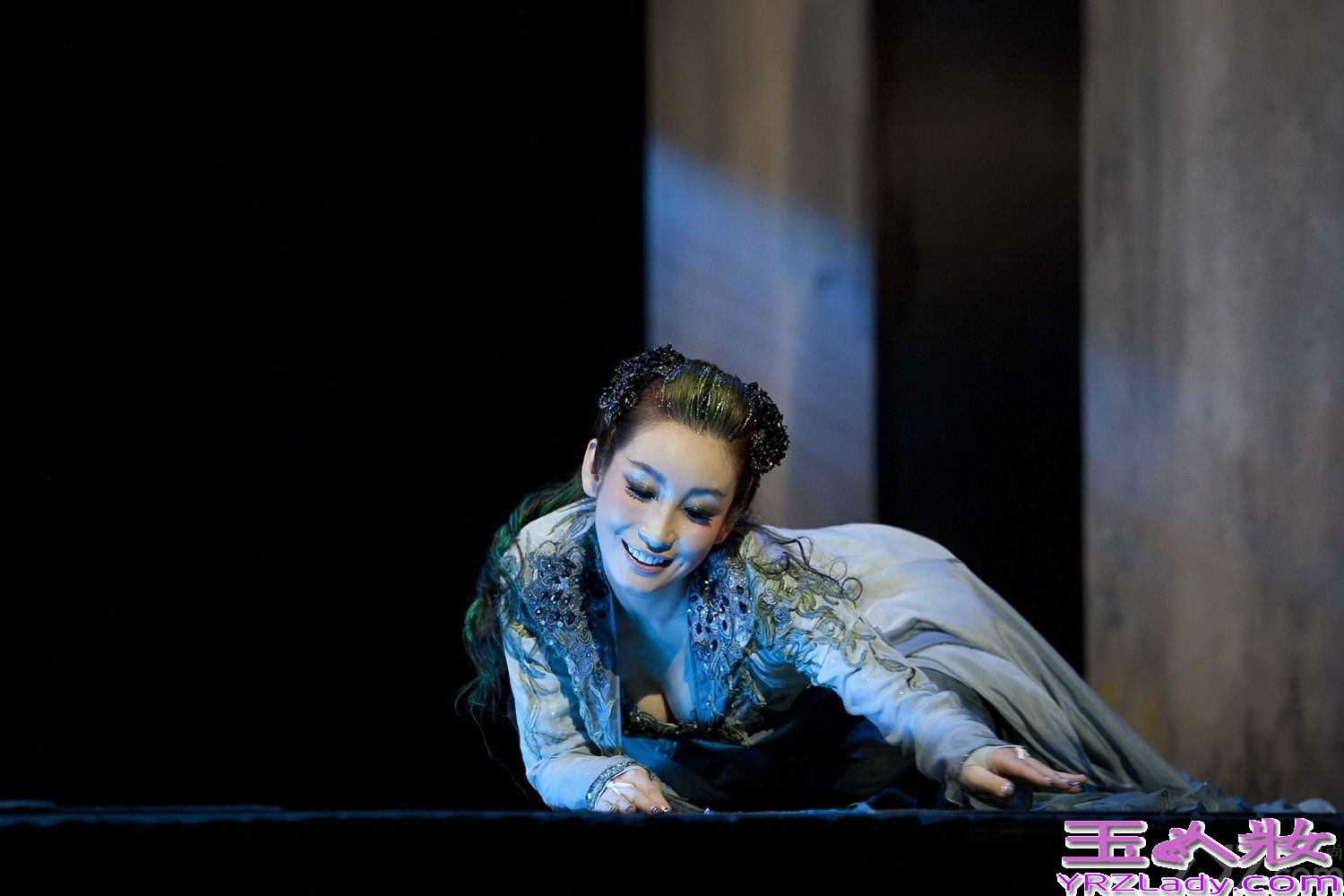 秦海璐话剧演绎别样“青蛇” 妖行天下魅惑众生剧照（图）6月下旬，由田沁鑫导演，秦海璐、辛柏青等演员主演的话剧《青蛇》全国巡演进行到澳门和广州站。此前，香港、北京站的演出就受到了超强观剧阵容的一致好评，刘德华、刘嘉玲、张艾嘉、钟楚红、郑少秋、章子怡、刘涛、陈果、徐克等重量级观众对该剧都是赞不绝口。近日，《青蛇》剧组发布一组女主角“青蛇”的剧照，照片中由秦海璐饰演的“青蛇”妖形毕露、魅惑十足，举手投足间尽显妖娆风情。而鲜少演绎此种风格的秦海璐表示，其实每个女人都有魅惑妖娆的一面，不过这一部分应该是有“专属权”的。