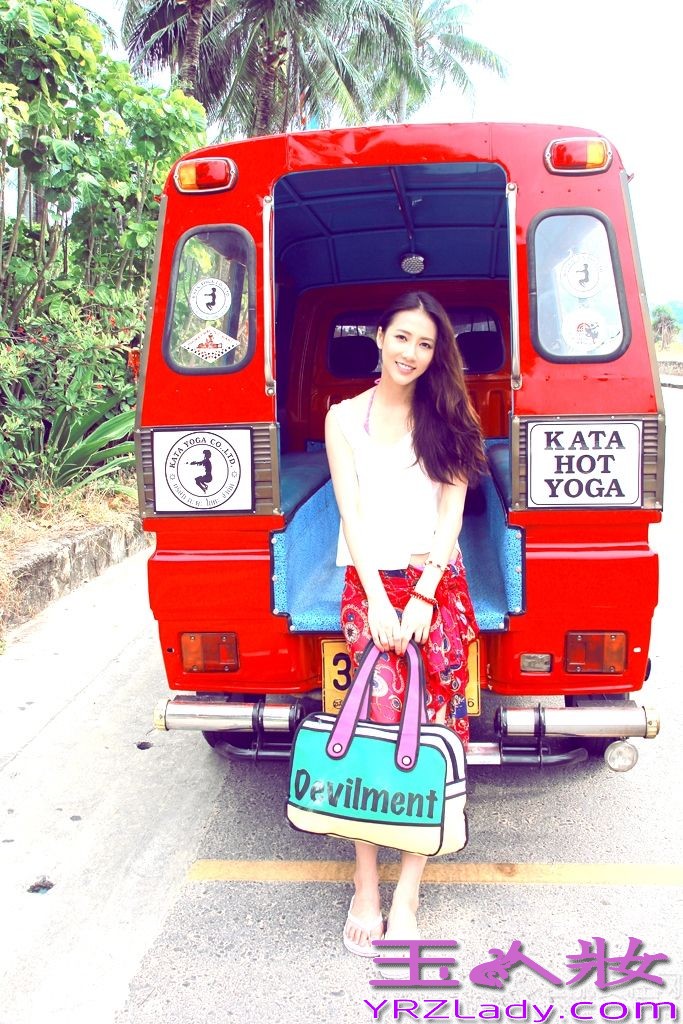 微笑女神弦子曝光了一组极具夏日风情的清凉写真，自从在《中国星跳跃》节目一战成名之后，弦子也不吝啬展露自己的好身材，写真中弦子清凉上阵，享受在碧海蓝天的夏日阳光下，她的笑容更加清新自然，健康的肤色也让她更显得活力迷人。漫步在海滨沙滩上的弦子，张开双臂感受海风对长发及肌肤的轻抚，惬意悠然，享受夏日独有的那份轻快舒畅的同时，微笑女神秀出修长双腿上演美腿诱惑。