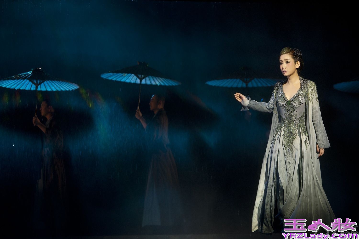 秦海璐话剧演绎别样“青蛇” 妖行天下魅惑众生剧照（图）6月下旬，由田沁鑫导演，秦海璐、辛柏青等演员主演的话剧《青蛇》全国巡演进行到澳门和广州站。此前，香港、北京站的演出就受到了超强观剧阵容的一致好评，刘德华、刘嘉玲、张艾嘉、钟楚红、郑少秋、章子怡、刘涛、陈果、徐克等重量级观众对该剧都是赞不绝口。近日，《青蛇》剧组发布一组女主角“青蛇”的剧照，照片中由秦海璐饰演的“青蛇”妖形毕露、魅惑十足，举手投足间尽显妖娆风情。而鲜少演绎此种风格的秦海璐表示，其实每个女人都有魅惑妖娆的一面，不过这一部分应该是有“专属权”的。