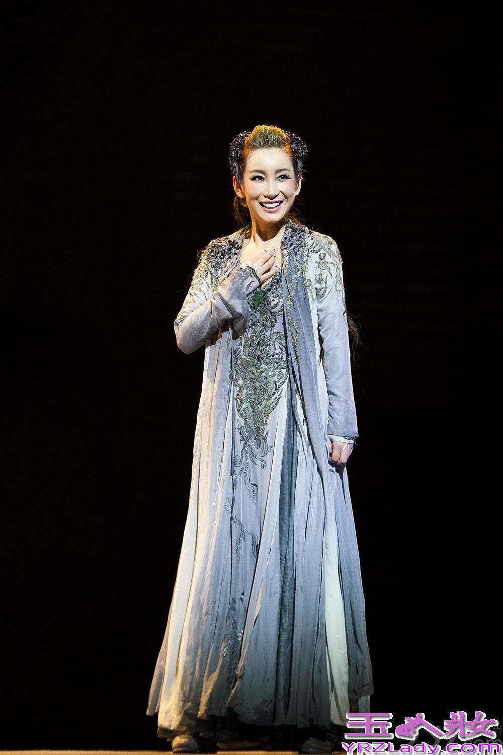 秦海璐话剧演绎别样“青蛇” 妖行天下魅惑众生剧照（图）6月下旬，由田沁鑫导演，秦海璐、辛柏青等演员主演的话剧《青蛇》全国巡演进行到澳门和广州站。此前，香港、北京站的演出就受到了超强观剧阵容的一致好评，刘德华、刘嘉玲、张艾嘉、钟楚红、郑少秋、章子怡、刘涛、陈果、徐克等重量级观众对该剧都是赞不绝口。近日，《青蛇》剧组发布一组女主角“青蛇”的剧照，照片中由秦海璐饰演的“青蛇”妖形毕露、魅惑十足，举手投足间尽显妖娆风情。而鲜少演绎此种风格的秦海璐表示，其实每个女人都有魅惑妖娆的一面，不过这一部分应该是有“专属权”的。