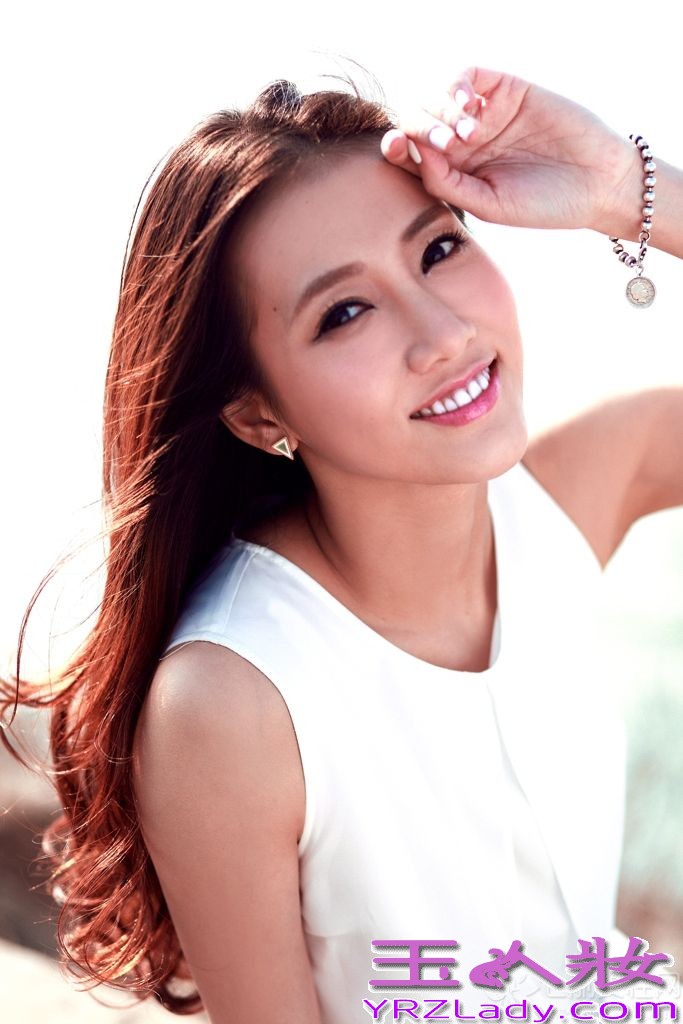 微笑女神弦子曝光了一组极具夏日风情的清凉写真，自从在《中国星跳跃》节目一战成名之后，弦子也不吝啬展露自己的好身材，写真中弦子清凉上阵，享受在碧海蓝天的夏日阳光下，她的笑容更加清新自然，健康的肤色也让她更显得活力迷人。漫步在海滨沙滩上的弦子，张开双臂感受海风对长发及肌肤的轻抚，惬意悠然，享受夏日独有的那份轻快舒畅的同时，微笑女神秀出修长双腿上演美腿诱惑。