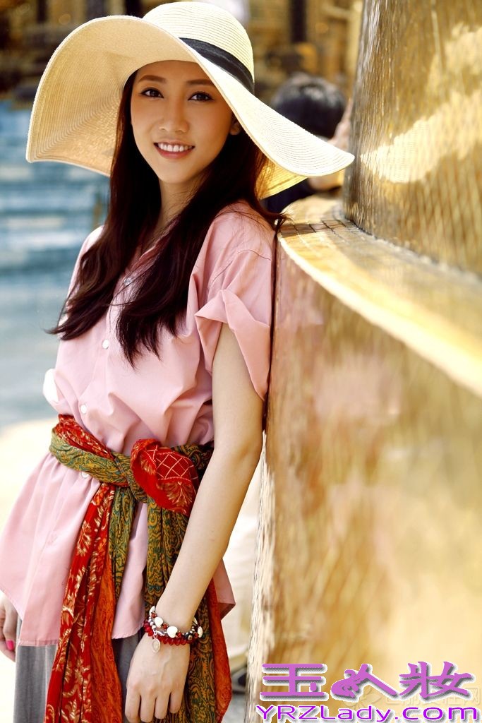 微笑女神弦子曝光了一组极具夏日风情的清凉写真，自从在《中国星跳跃》节目一战成名之后，弦子也不吝啬展露自己的好身材，写真中弦子清凉上阵，享受在碧海蓝天的夏日阳光下，她的笑容更加清新自然，健康的肤色也让她更显得活力迷人。漫步在海滨沙滩上的弦子，张开双臂感受海风对长发及肌肤的轻抚，惬意悠然，享受夏日独有的那份轻快舒畅的同时，微笑女神秀出修长双腿上演美腿诱惑。