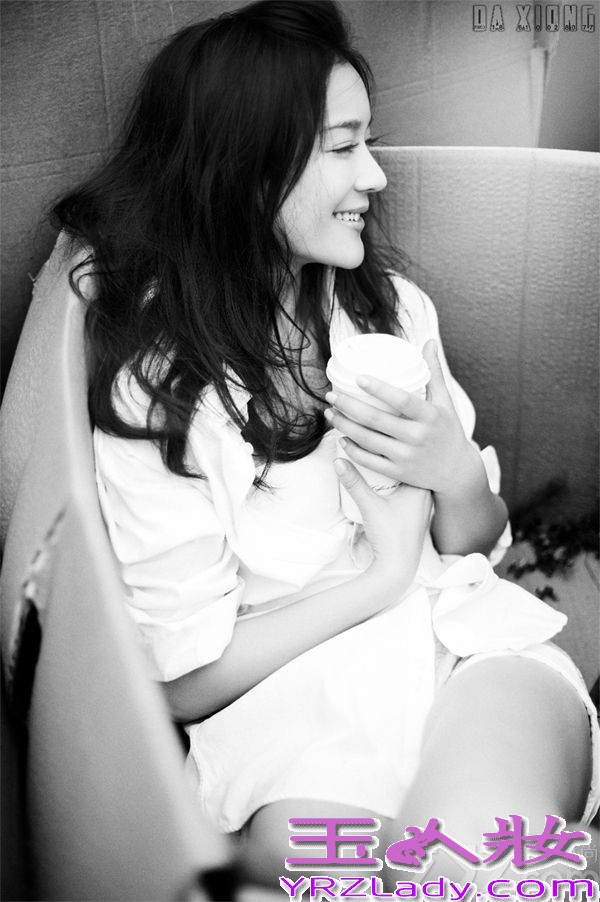 7月4日，袁姗姗曝光一组黑白大片，片中袁姗姗身处灰暗色调的背景下，长发披肩，姿态撩人，性感秀美腿。