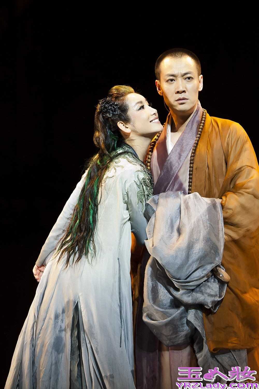 秦海璐话剧演绎别样“青蛇” 妖行天下魅惑众生剧照（图）6月下旬，由田沁鑫导演，秦海璐、辛柏青等演员主演的话剧《青蛇》全国巡演进行到澳门和广州站。此前，香港、北京站的演出就受到了超强观剧阵容的一致好评，刘德华、刘嘉玲、张艾嘉、钟楚红、郑少秋、章子怡、刘涛、陈果、徐克等重量级观众对该剧都是赞不绝口。近日，《青蛇》剧组发布一组女主角“青蛇”的剧照，照片中由秦海璐饰演的“青蛇”妖形毕露、魅惑十足，举手投足间尽显妖娆风情。而鲜少演绎此种风格的秦海璐表示，其实每个女人都有魅惑妖娆的一面，不过这一部分应该是有“专属权”的。