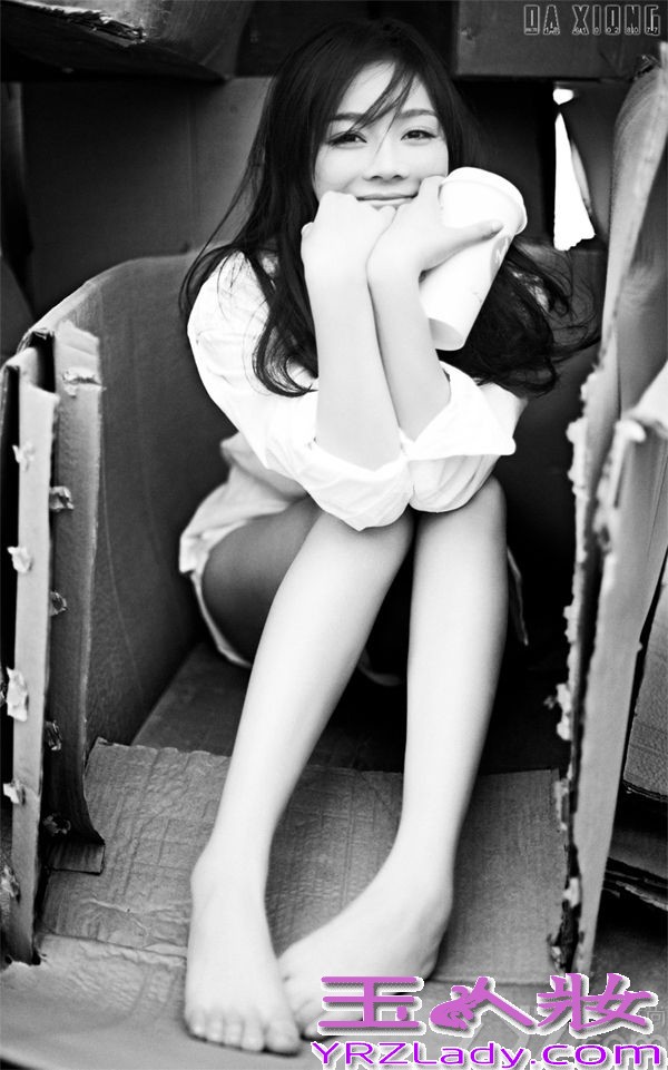7月4日，袁姗姗曝光一组黑白大片，片中袁姗姗身处灰暗色调的背景下，长发披肩，姿态撩人，性感秀美腿。