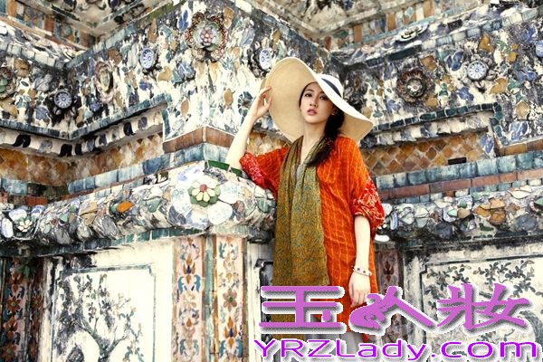 微笑女神弦子曝光了一组极具夏日风情的清凉写真，自从在《中国星跳跃》节目一战成名之后，弦子也不吝啬展露自己的好身材，写真中弦子清凉上阵，享受在碧海蓝天的夏日阳光下，她的笑容更加清新自然，健康的肤色也让她更显得活力迷人。漫步在海滨沙滩上的弦子，张开双臂感受海风对长发及肌肤的轻抚，惬意悠然，享受夏日独有的那份轻快舒畅的同时，微笑女神秀出修长双腿上演美腿诱惑。