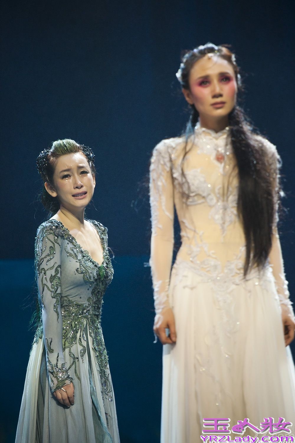 秦海璐话剧演绎别样“青蛇” 妖行天下魅惑众生剧照（图）6月下旬，由田沁鑫导演，秦海璐、辛柏青等演员主演的话剧《青蛇》全国巡演进行到澳门和广州站。此前，香港、北京站的演出就受到了超强观剧阵容的一致好评，刘德华、刘嘉玲、张艾嘉、钟楚红、郑少秋、章子怡、刘涛、陈果、徐克等重量级观众对该剧都是赞不绝口。近日，《青蛇》剧组发布一组女主角“青蛇”的剧照，照片中由秦海璐饰演的“青蛇”妖形毕露、魅惑十足，举手投足间尽显妖娆风情。而鲜少演绎此种风格的秦海璐表示，其实每个女人都有魅惑妖娆的一面，不过这一部分应该是有“专属权”的。