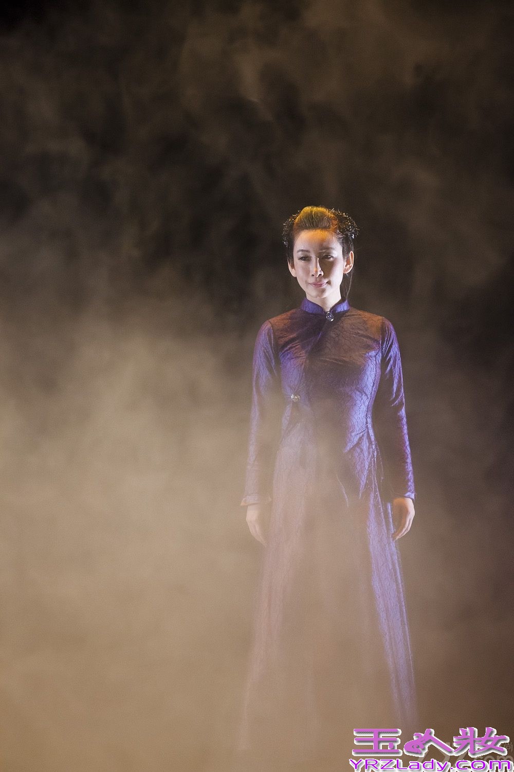 秦海璐话剧演绎别样“青蛇” 妖行天下魅惑众生剧照（图）6月下旬，由田沁鑫导演，秦海璐、辛柏青等演员主演的话剧《青蛇》全国巡演进行到澳门和广州站。此前，香港、北京站的演出就受到了超强观剧阵容的一致好评，刘德华、刘嘉玲、张艾嘉、钟楚红、郑少秋、章子怡、刘涛、陈果、徐克等重量级观众对该剧都是赞不绝口。近日，《青蛇》剧组发布一组女主角“青蛇”的剧照，照片中由秦海璐饰演的“青蛇”妖形毕露、魅惑十足，举手投足间尽显妖娆风情。而鲜少演绎此种风格的秦海璐表示，其实每个女人都有魅惑妖娆的一面，不过这一部分应该是有“专属权”的。