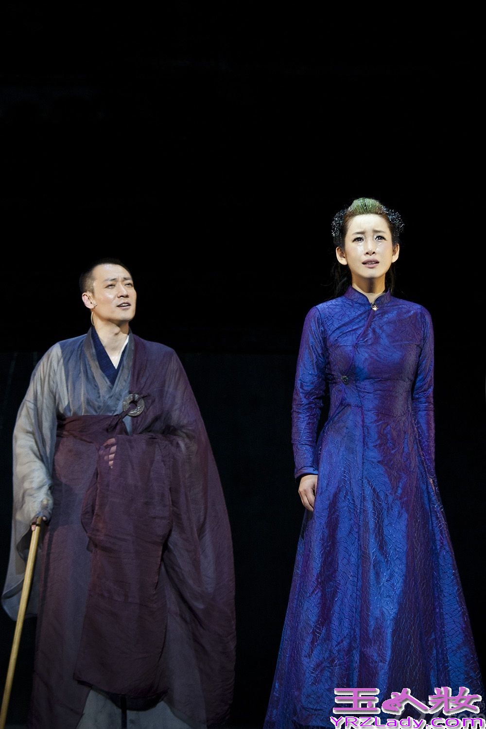 秦海璐话剧演绎别样“青蛇” 妖行天下魅惑众生剧照（图）6月下旬，由田沁鑫导演，秦海璐、辛柏青等演员主演的话剧《青蛇》全国巡演进行到澳门和广州站。此前，香港、北京站的演出就受到了超强观剧阵容的一致好评，刘德华、刘嘉玲、张艾嘉、钟楚红、郑少秋、章子怡、刘涛、陈果、徐克等重量级观众对该剧都是赞不绝口。近日，《青蛇》剧组发布一组女主角“青蛇”的剧照，照片中由秦海璐饰演的“青蛇”妖形毕露、魅惑十足，举手投足间尽显妖娆风情。而鲜少演绎此种风格的秦海璐表示，其实每个女人都有魅惑妖娆的一面，不过这一部分应该是有“专属权”的。