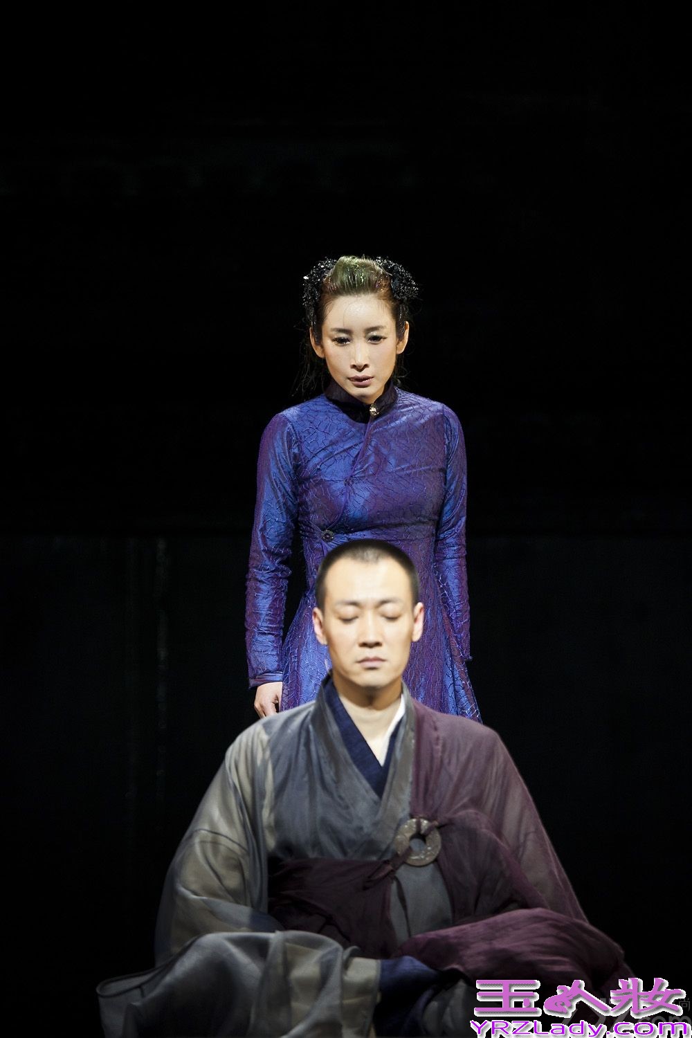 秦海璐话剧演绎别样“青蛇” 妖行天下魅惑众生剧照（图）6月下旬，由田沁鑫导演，秦海璐、辛柏青等演员主演的话剧《青蛇》全国巡演进行到澳门和广州站。此前，香港、北京站的演出就受到了超强观剧阵容的一致好评，刘德华、刘嘉玲、张艾嘉、钟楚红、郑少秋、章子怡、刘涛、陈果、徐克等重量级观众对该剧都是赞不绝口。近日，《青蛇》剧组发布一组女主角“青蛇”的剧照，照片中由秦海璐饰演的“青蛇”妖形毕露、魅惑十足，举手投足间尽显妖娆风情。而鲜少演绎此种风格的秦海璐表示，其实每个女人都有魅惑妖娆的一面，不过这一部分应该是有“专属权”的。