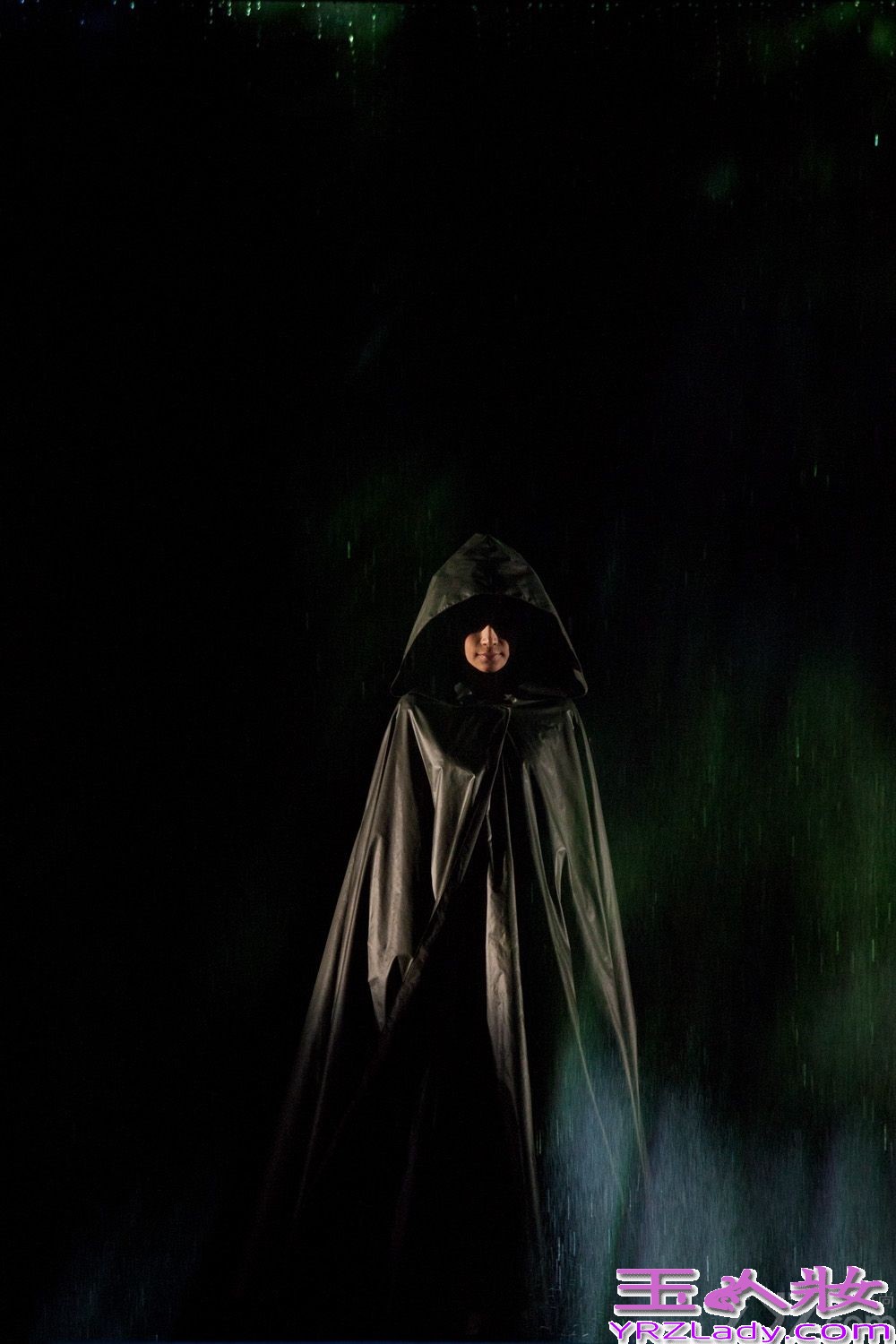 秦海璐话剧演绎别样“青蛇” 妖行天下魅惑众生剧照（图）6月下旬，由田沁鑫导演，秦海璐、辛柏青等演员主演的话剧《青蛇》全国巡演进行到澳门和广州站。此前，香港、北京站的演出就受到了超强观剧阵容的一致好评，刘德华、刘嘉玲、张艾嘉、钟楚红、郑少秋、章子怡、刘涛、陈果、徐克等重量级观众对该剧都是赞不绝口。近日，《青蛇》剧组发布一组女主角“青蛇”的剧照，照片中由秦海璐饰演的“青蛇”妖形毕露、魅惑十足，举手投足间尽显妖娆风情。而鲜少演绎此种风格的秦海璐表示，其实每个女人都有魅惑妖娆的一面，不过这一部分应该是有“专属权”的。