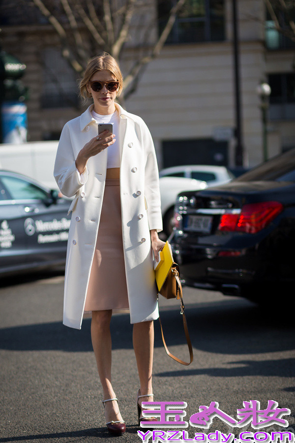 白色大衣里面穿什么打底,白色大衣里面搭配什么,白色大衣里面配什么颜色