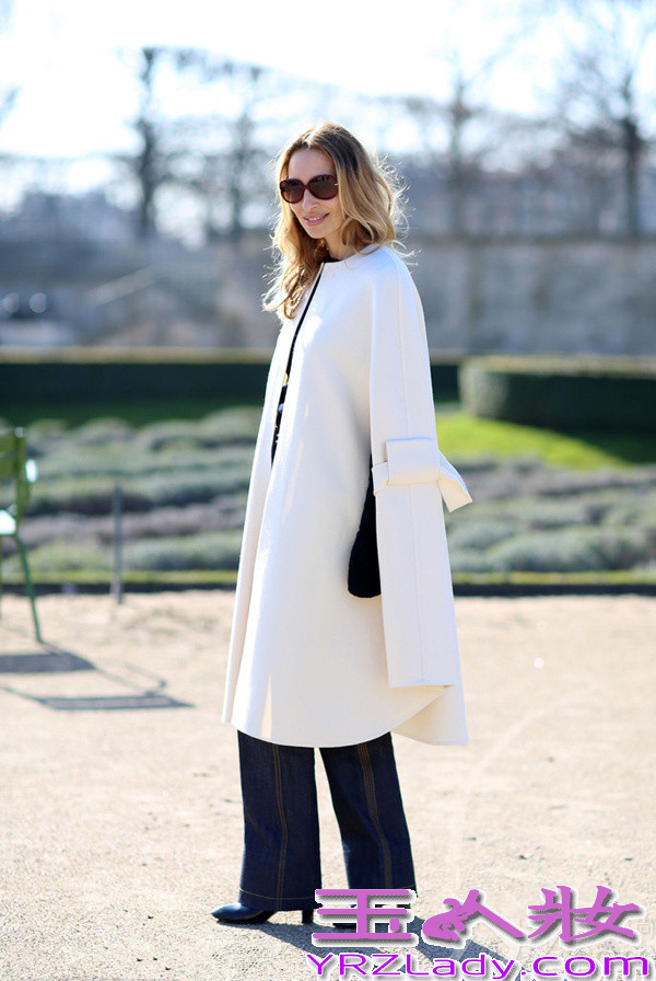 白色大衣里面穿什么打底,白色大衣里面搭配什么,白色大衣里面配什么颜色