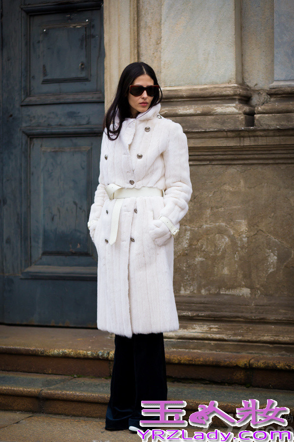 白色大衣里面穿什么打底,白色大衣里面搭配什么,白色大衣里面配什么颜色