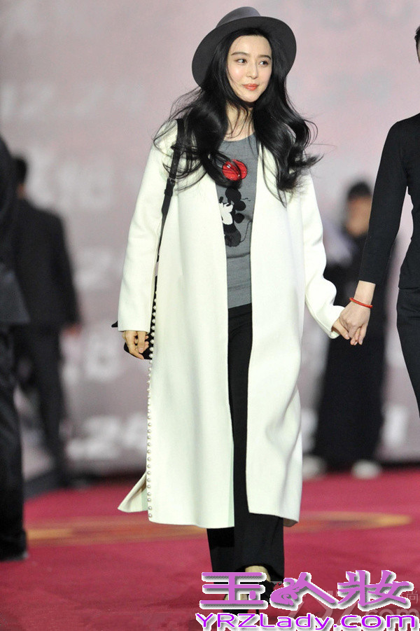 白色大衣里面穿什么打底,白色大衣里面搭配什么,白色大衣里面配什么颜色