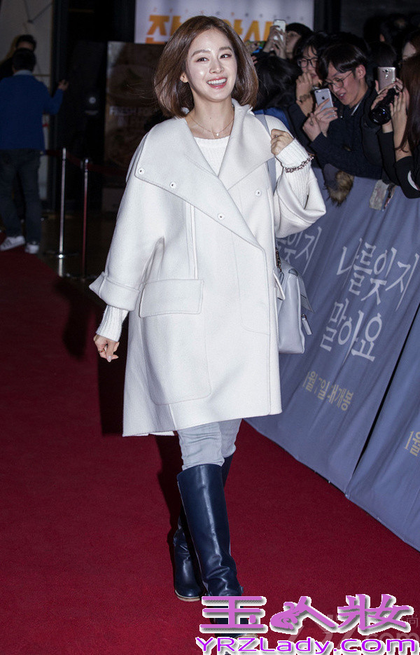 白色大衣里面穿什么打底,白色大衣里面搭配什么,白色大衣里面配什么颜色