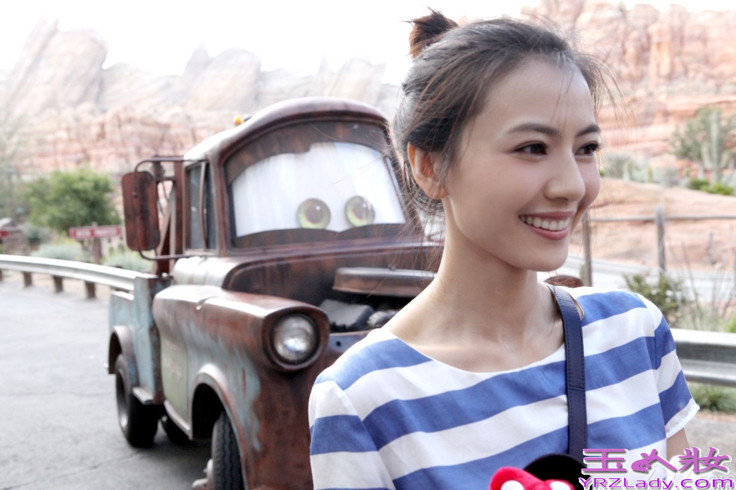 日前，高圆圆曝光了一组近期在美国加州拍摄的街拍写真。一向以清新优雅示人的高圆圆此次则打破常规，牛仔裤、运动衫、棒球帽，以美式街头范儿横扫加州。不管是轮渡大厦还是葡萄园，街边路口还是环球影城，亦或是迪斯尼乐园和红树林，灿烂的加州阳光似乎也掩盖不住