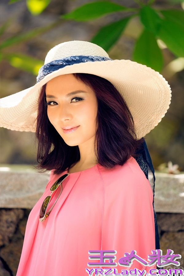 日前，刘涛曝光了一组夏日清新写真，片中光与影的巧妙搭配堪称唯美，刘涛那标志性的甜美笑容更是沁人心脾。一头紫红秀发的刘涛身穿粉色蝶袖衫搭配粉蓝色印花裤，在阳光的沐浴下明媚动人。而另外一套淡蓝色轻纱长裙更是灵动飘逸、柔美俏丽，别有一番风情。据悉，刘涛正在宁波拍摄新剧《后婚姻时代》，而此前她出席上海电视节时一袭露背晚装亮相则让网友大呼“热辣”。