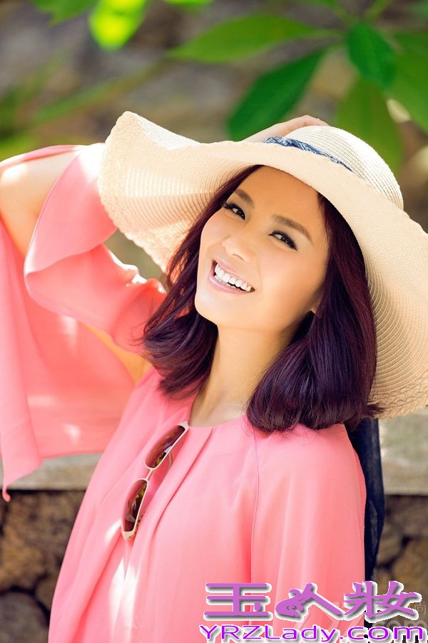 日前，刘涛曝光了一组夏日清新写真，片中光与影的巧妙搭配堪称唯美，刘涛那标志性的甜美笑容更是沁人心脾。一头紫红秀发的刘涛身穿粉色蝶袖衫搭配粉蓝色印花裤，在阳光的沐浴下明媚动人。而另外一套淡蓝色轻纱长裙更是灵动飘逸、柔美俏丽，别有一番风情。据悉，刘涛正在宁波拍摄新剧《后婚姻时代》，而此前她出席上海电视节时一袭露背晚装亮相则让网友大呼“热辣”。