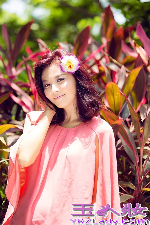 日前，刘涛曝光了一组夏日清新写真，片中光与影的巧妙搭配堪称唯美，刘涛那标志性的甜美笑容更是沁人心脾。一头紫红秀发的刘涛身穿粉色蝶袖衫搭配粉蓝色印花裤，在阳光的沐浴下明媚动人。而另外一套淡蓝色轻纱长裙更是灵动飘逸、柔美俏丽，别有一番风情。据悉，刘涛正在宁波拍摄新剧《后婚姻时代》，而此前她出席上海电视节时一袭露背晚装亮相则让网友大呼“热辣”。