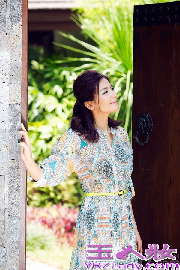 日前，刘涛曝光了一组夏日清新写真，片中光与影的巧妙搭配堪称唯美，刘涛那标志性的甜美笑容更是沁人心脾。一头紫红秀发的刘涛身穿粉色蝶袖衫搭配粉蓝色印花裤，在阳光的沐浴下明媚动人。而另外一套淡蓝色轻纱长裙更是灵动飘逸、柔美俏丽，别有一番风情。据悉，刘涛正在宁波拍摄新剧《后婚姻时代》，而此前她出席上海电视节时一袭露背晚装亮相则让网友大呼“热辣”。