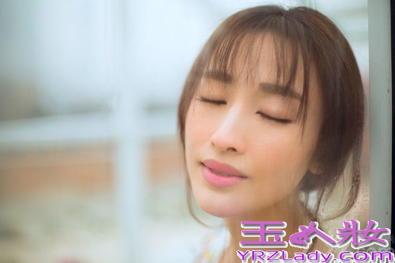 日前，人气不断高涨的气质女星张俪的一组时尚写真曝光。写真中张俪身着蝴蝶连衣裙置身于格调清新的花房间，看起来清新淡雅，张俪优雅脱俗的气质尽显。这组写真色调柔和让人看起来心旷神怡，写真中张俪随性自然、氧气十足，看起来十分惬意的享受着难得的悠闲时光。
近来张俪因即将播出的的都市悬疑剧《美丽背后》和古装传奇喜剧《江南四大才子》而备受关注，不少影迷都十分期待在荧幕上领略到不同形象的张俪。