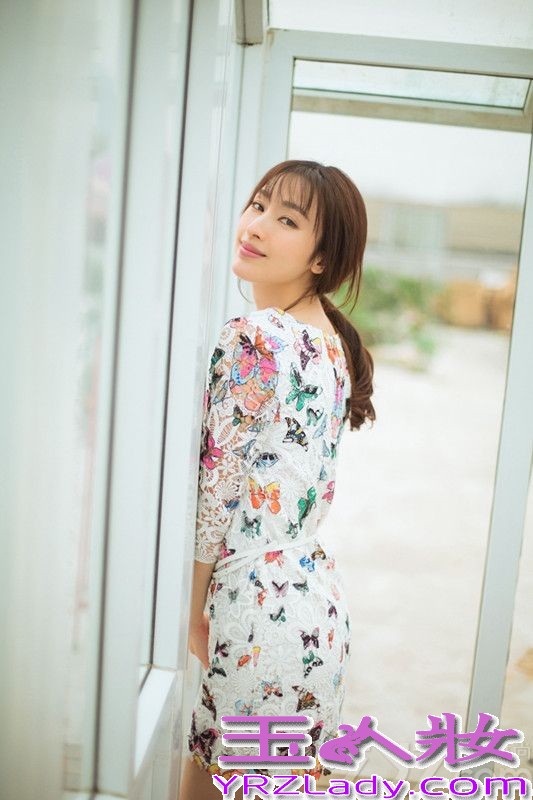 日前，人气不断高涨的气质女星张俪的一组时尚写真曝光。写真中张俪身着蝴蝶连衣裙置身于格调清新的花房间，看起来清新淡雅，张俪优雅脱俗的气质尽显。这组写真色调柔和让人看起来心旷神怡，写真中张俪随性自然、氧气十足，看起来十分惬意的享受着难得的悠闲时光。
近来张俪因即将播出的的都市悬疑剧《美丽背后》和古装传奇喜剧《江南四大才子》而备受关注，不少影迷都十分期待在荧幕上领略到不同形象的张俪。