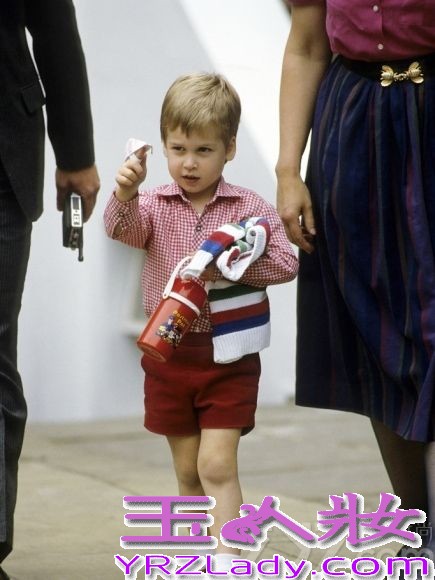 大家都知道英国威廉王子与“平民王妃”凯特的美丽爱情故事，那你知道生活中的他是什么样的吗？七丽图库为你收集了威廉王子从小到大的生活照，来一睹王子的风采吧！