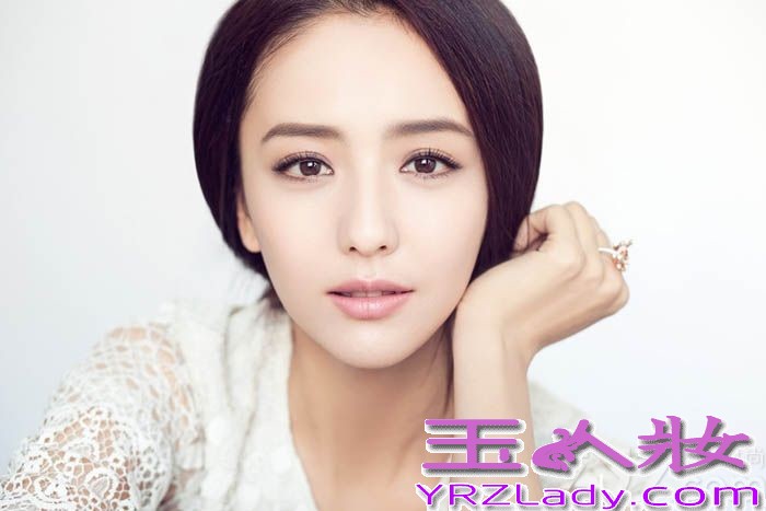 如今内地娱乐圈小花旦层出不穷，有人靠着出色的长相吸引眼球，有人靠着背后的大树迅速走红，有人靠着一部好作品出人头地。近日实力与美貌并重的小花旦佟丽娅就发了一组新片。片中佟丽娅身穿白色蕾丝长裙，沉静优雅凸显了素美森女风。