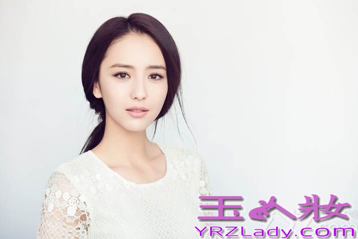 如今内地娱乐圈小花旦层出不穷，有人靠着出色的长相吸引眼球，有人靠着背后的大树迅速走红，有人靠着一部好作品出人头地。近日实力与美貌并重的小花旦佟丽娅就发了一组新片。片中佟丽娅身穿白色蕾丝长裙，沉静优雅凸显了素美森女风。