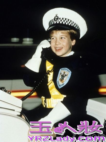 大家都知道英国威廉王子与“平民王妃”凯特的美丽爱情故事，那你知道生活中的他是什么样的吗？七丽图库为你收集了威廉王子从小到大的生活照，来一睹王子的风采吧！