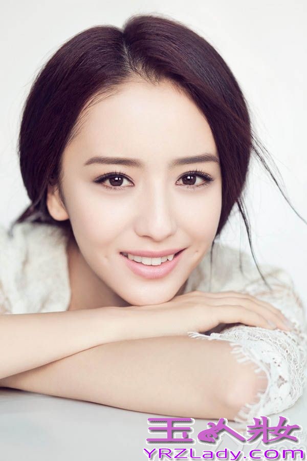 如今内地娱乐圈小花旦层出不穷，有人靠着出色的长相吸引眼球，有人靠着背后的大树迅速走红，有人靠着一部好作品出人头地。近日实力与美貌并重的小花旦佟丽娅就发了一组新片。片中佟丽娅身穿白色蕾丝长裙，沉静优雅凸显了素美森女风。