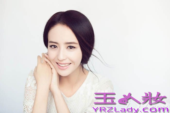 如今内地娱乐圈小花旦层出不穷，有人靠着出色的长相吸引眼球，有人靠着背后的大树迅速走红，有人靠着一部好作品出人头地。近日实力与美貌并重的小花旦佟丽娅就发了一组新片。片中佟丽娅身穿白色蕾丝长裙，沉静优雅凸显了素美森女风。