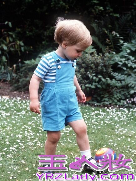 大家都知道英国威廉王子与“平民王妃”凯特的美丽爱情故事，那你知道生活中的他是什么样的吗？七丽图库为你收集了威廉王子从小到大的生活照，来一睹王子的风采吧！