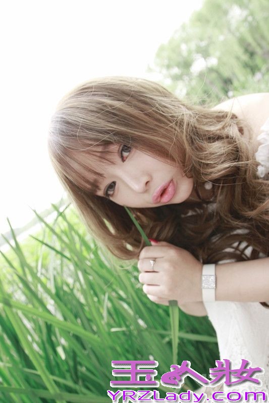 近日，正在筹备新歌的90后歌手美女裴紫绮推出了一组夏日荷塘唯美清纯写真。在此次写真中，裴紫绮将荷塘清纯唯美风诠释非常完美，她那娇羞可爱的唯美风格，精致清透的彩妆将晶莹剔透的雪肌玉衬托得像象牙般美丽，白色露肩连衣裙将她打造如出水芙蓉、凝脂雪莲一般迷人，如小仙子一般的可爱神韵让人忍不住多看两眼！

