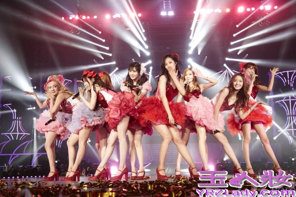 韩国女子天团少女时代演唱会于昨日(6月9日)在首尔举行。现场1万多粉丝拿着粉色荧光棒戴着粉色头箍，打造粉色海洋。成员身穿同色系裙装亮相，HIGH爆现场！