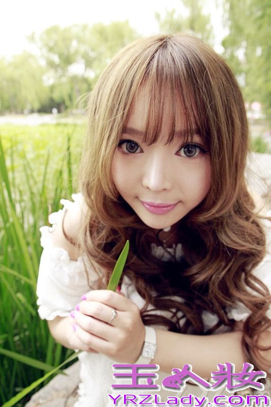 近日，正在筹备新歌的90后歌手美女裴紫绮推出了一组夏日荷塘唯美清纯写真。在此次写真中，裴紫绮将荷塘清纯唯美风诠释非常完美，她那娇羞可爱的唯美风格，精致清透的彩妆将晶莹剔透的雪肌玉衬托得像象牙般美丽，白色露肩连衣裙将她打造如出水芙蓉、凝脂雪莲一般迷人，如小仙子一般的可爱神韵让人忍不住多看两眼！

