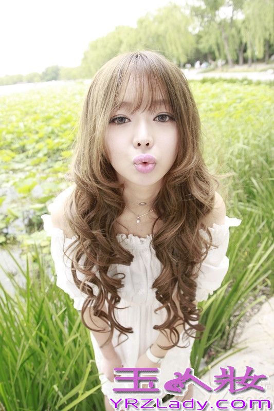 近日，正在筹备新歌的90后歌手美女裴紫绮推出了一组夏日荷塘唯美清纯写真。在此次写真中，裴紫绮将荷塘清纯唯美风诠释非常完美，她那娇羞可爱的唯美风格，精致清透的彩妆将晶莹剔透的雪肌玉衬托得像象牙般美丽，白色露肩连衣裙将她打造如出水芙蓉、凝脂雪莲一般迷人，如小仙子一般的可爱神韵让人忍不住多看两眼！

