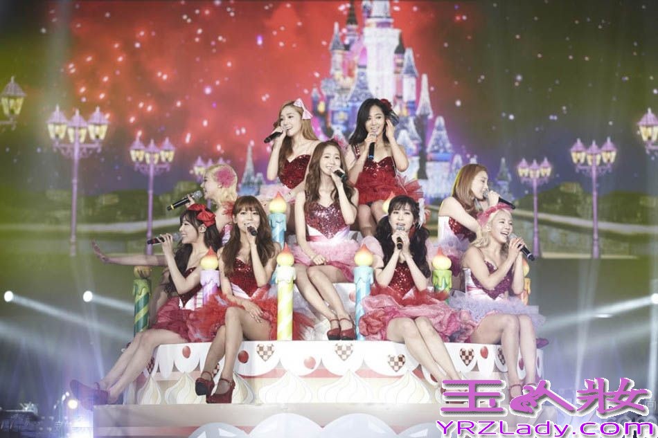 韩国女子天团少女时代演唱会于昨日(6月9日)在首尔举行。现场1万多粉丝拿着粉色荧光棒戴着粉色头箍，打造粉色海洋。成员身穿同色系裙装亮相，HIGH爆现场！