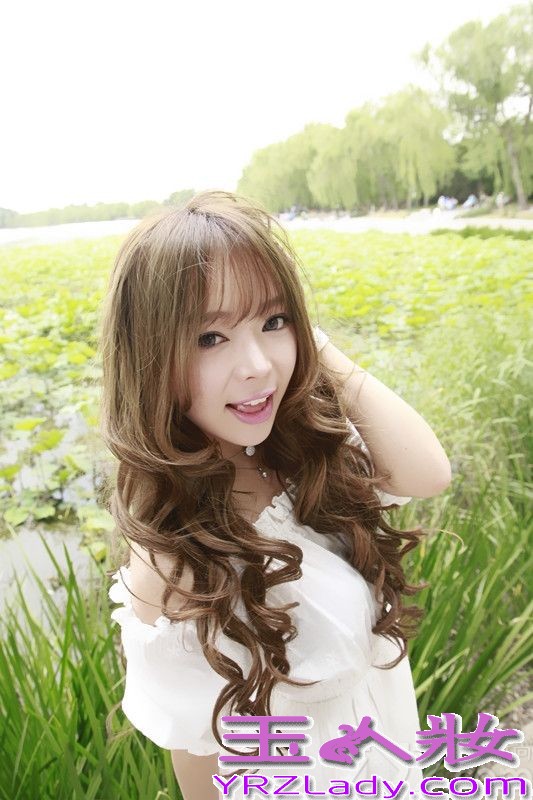 近日，正在筹备新歌的90后歌手美女裴紫绮推出了一组夏日荷塘唯美清纯写真。在此次写真中，裴紫绮将荷塘清纯唯美风诠释非常完美，她那娇羞可爱的唯美风格，精致清透的彩妆将晶莹剔透的雪肌玉衬托得像象牙般美丽，白色露肩连衣裙将她打造如出水芙蓉、凝脂雪莲一般迷人，如小仙子一般的可爱神韵让人忍不住多看两眼！

