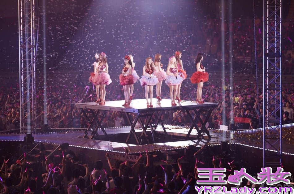 韩国女子天团少女时代演唱会于昨日(6月9日)在首尔举行。现场1万多粉丝拿着粉色荧光棒戴着粉色头箍，打造粉色海洋。成员身穿同色系裙装亮相，HIGH爆现场！