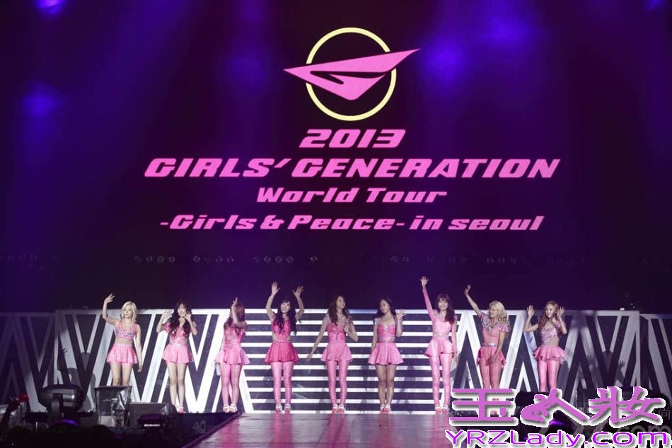 韩国女子天团少女时代演唱会于昨日(6月9日)在首尔举行。现场1万多粉丝拿着粉色荧光棒戴着粉色头箍，打造粉色海洋。成员身穿同色系裙装亮相，HIGH爆现场！