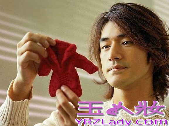 满40岁的金城武神隐许久，日前赴巴黎拍广告，难得有新照，立刻引起热讨。不少网友却认为他“明显变老、双颊松垮”，直呼他为“欧吉桑”。金城武发福令粉丝难以接受，盘点他昔日相见不如怀念的旧照，让你好好怀念。