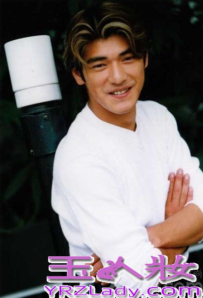 满40岁的金城武神隐许久，日前赴巴黎拍广告，难得有新照，立刻引起热讨。不少网友却认为他“明显变老、双颊松垮”，直呼他为“欧吉桑”。金城武发福令粉丝难以接受，盘点他昔日相见不如怀念的旧照，让你好好怀念。