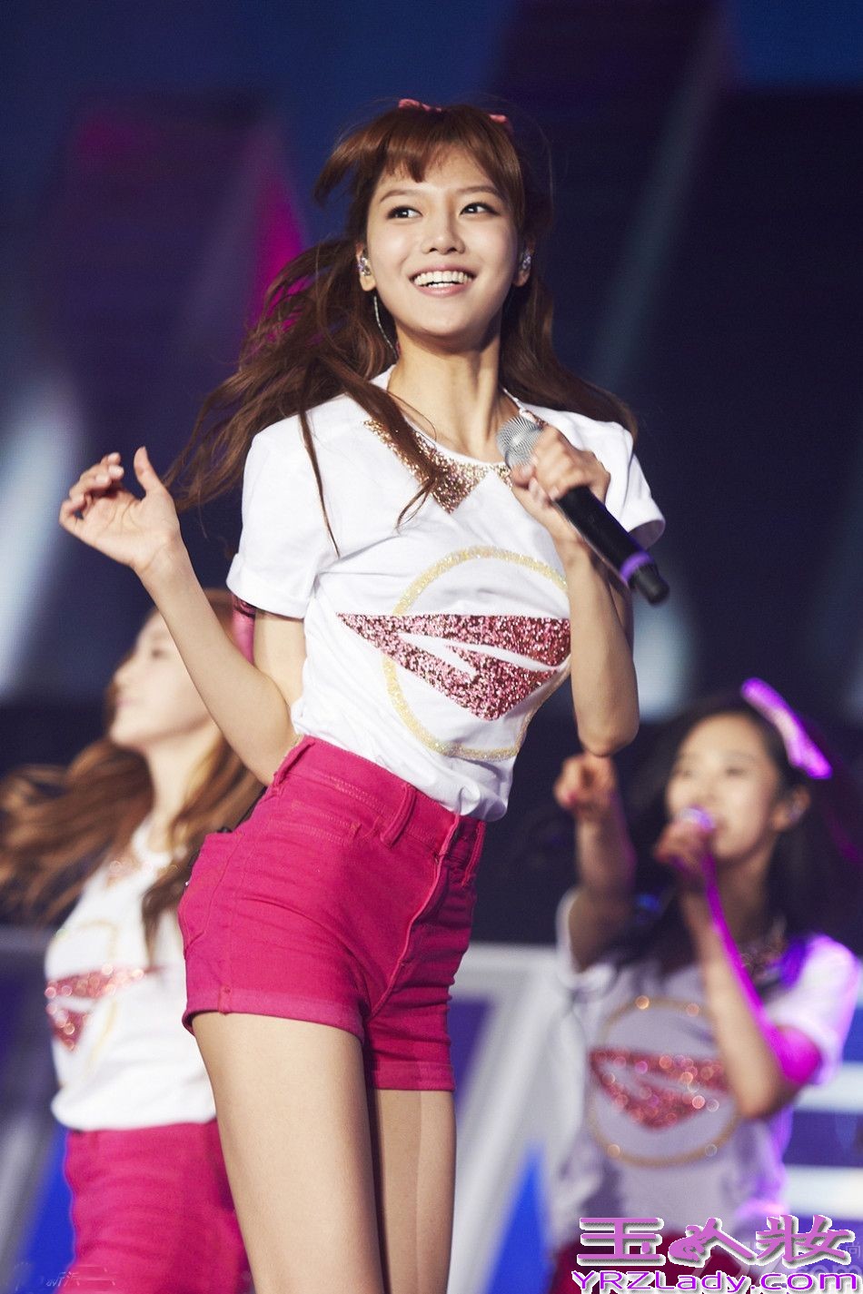 韩国女子天团少女时代演唱会于昨日(6月9日)在首尔举行。现场1万多粉丝拿着粉色荧光棒戴着粉色头箍，打造粉色海洋。成员身穿同色系裙装亮相，HIGH爆现场！