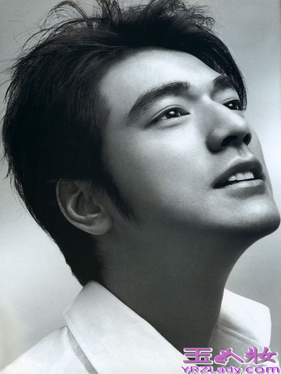 满40岁的金城武神隐许久，日前赴巴黎拍广告，难得有新照，立刻引起热讨。不少网友却认为他“明显变老、双颊松垮”，直呼他为“欧吉桑”。金城武发福令粉丝难以接受，盘点他昔日相见不如怀念的旧照，让你好好怀念。