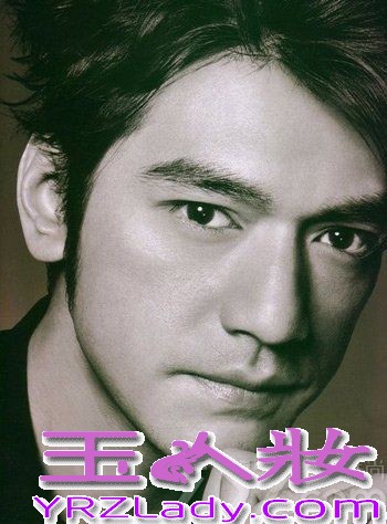 满40岁的金城武神隐许久，日前赴巴黎拍广告，难得有新照，立刻引起热讨。不少网友却认为他“明显变老、双颊松垮”，直呼他为“欧吉桑”。金城武发福令粉丝难以接受，盘点他昔日相见不如怀念的旧照，让你好好怀念。